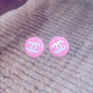 Beautiful pink stud earrings!! 💝